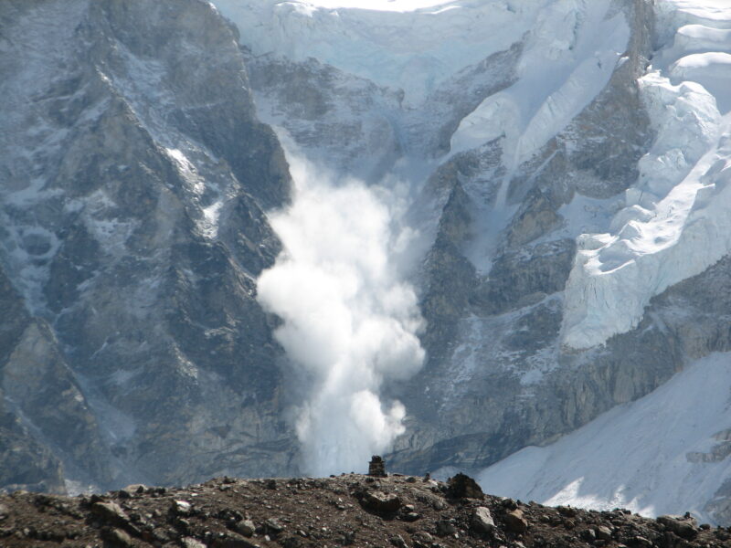 avalanche meaning in hindi - Hình 2