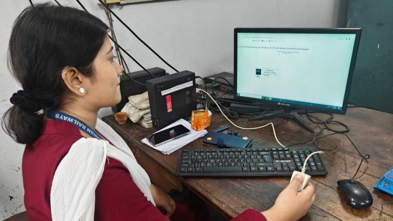 बायोमेट्रिक तकनीक के नुकसान (Biometric takneek ke nuksan)  बायोमेट्रिक प्रणालियों से जुड़ी संभावित कमियों और चिंताओं का विश्लेषण करें, जैसे कि गोपनीयता के मुद्दे और त्रुटियों की संभावना। (Biometric pranaliyon se judi sambhavit kamiyon aur chintaon ka vishleshan karen, jaise ki gopaniyata ke mudde aur trutiyon ki sambhavana.)