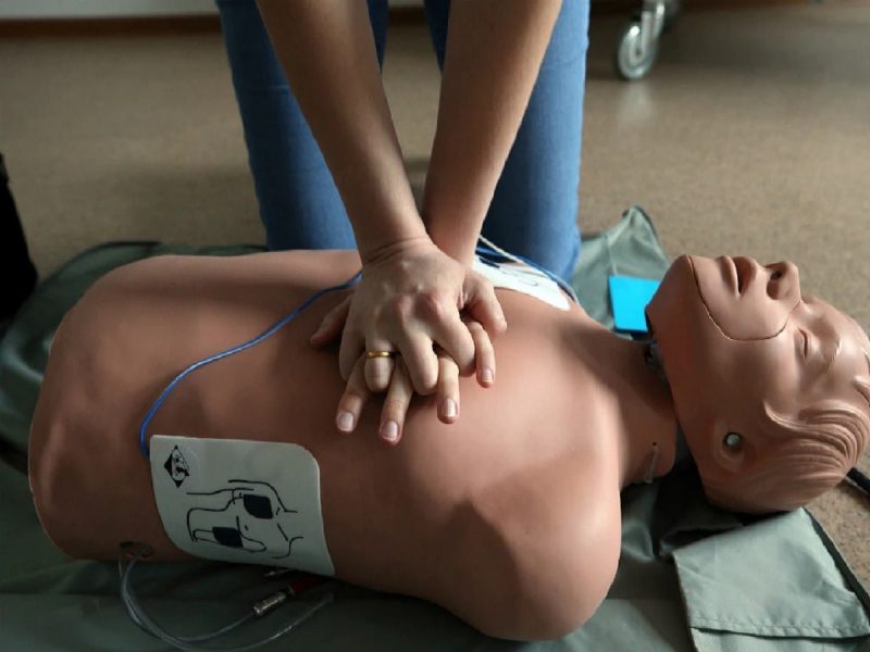 कार्डियक अरेस्ट से कैसे बचें? (Cardiac Arrest Se Kaise Bachein?)  स्वस्थ जीवनशैली अपनाकर और जोखिम कारकों को कम करके कार्डियक अरेस्ट से बचने के तरीकों के बारे में जानें।