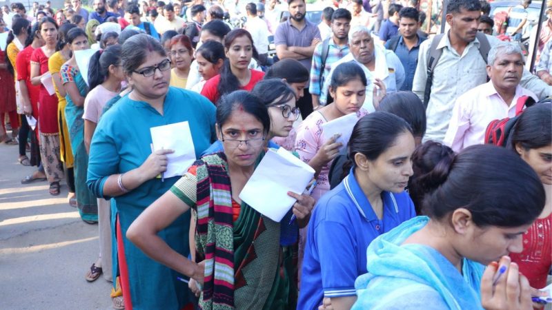 हिंदी में कोर्स करने के फायदे: कैरियर और कौशल विकास (Hindi mein course karne ke fayde: Career aur kaushal vikas)