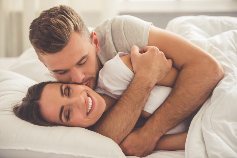 Cuddling के शारीरिक और मानसिक लाभ।