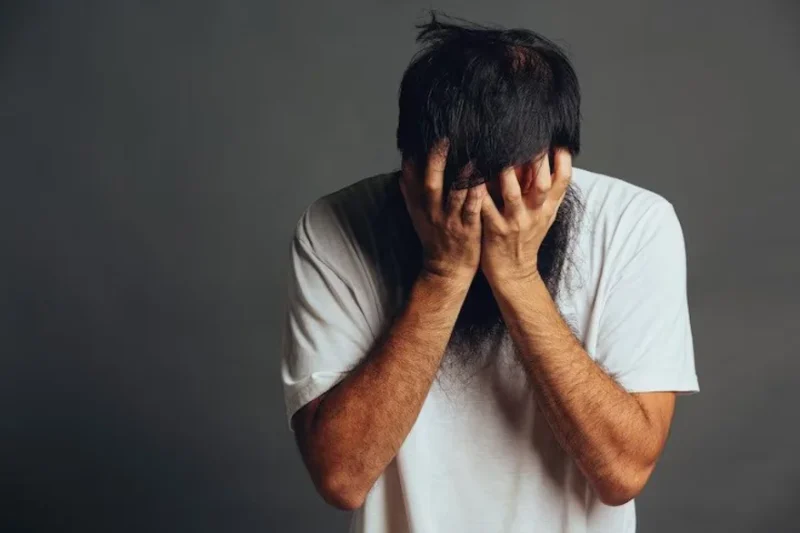 डिप्रेशन (Depression) के कारण: जोखिम कारकों और ट्रिगर्स का अन्वेषण करें
