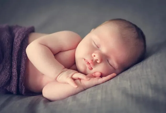 एक शांत और विचारशील व्यक्ति पुस्तकालय में पढ़ रहा है, जो विनय नाम के अर्थ - विनम्रता और ज्ञान की प्यास को दर्शाता है।