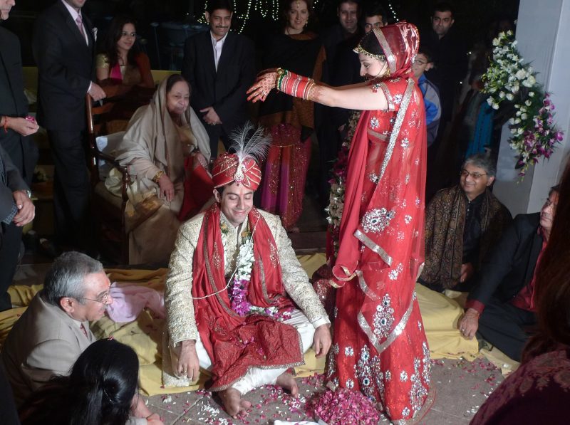 विवाह की सालगिरह के उत्सव को व्यक्त करने के लिए ज्ञानकोश डेटाबेस और ऑनलाइन संसाधन