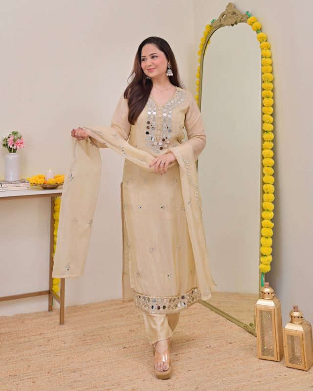 आइवरी के उपयोग: कला, आभूषण और सजावट में (Ivory ke upyog: Kala, abhushan aur sajawat mein)