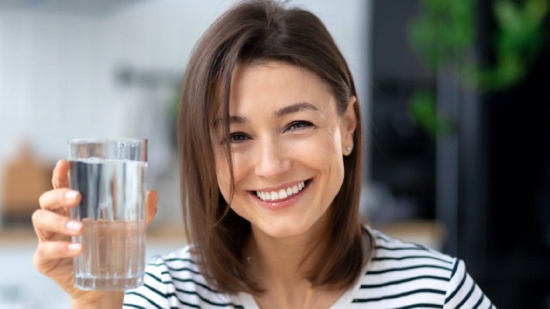 Lukewarm Water Meaning In Hindi: गुनगुना पानी, पर्यायवाची, और संबंधित शब्द 9 गुनगुने पानी के फायदे: स्वास्थ्य और कल्याण (Gunagune paanee ke phaayade: svaasthy aur kalyaan)