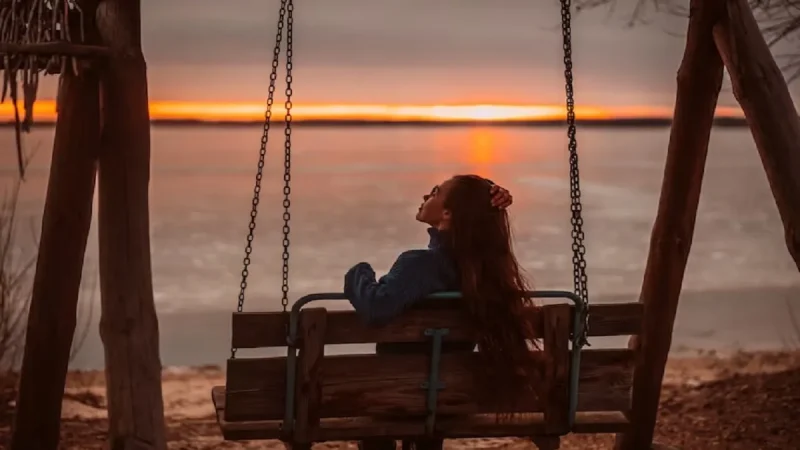 मूड स्विंग के लक्षण और संकेत (Mood swing ke lakshan aur sanket)  यहां, मूड स्विंग से जुड़े विभिन्न लक्षणों और संकेतों की विस्तृत जानकारी दी जाएगी, जैसे कि अचानक गुस्सा आना, चिड़चिड़ापन, उदासी, और खुशी।