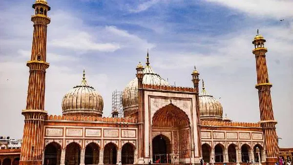 इस्लाम में मस्जिद का महत्व: प्रार्थना और समुदाय का केंद्र (Islam mein masjid ka mahatva: Prarthana aur samuday ka kendra)