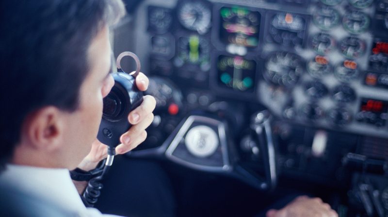 क्रिया के रूप में 'पायलट' का अर्थ और इसका अनुप्रयोग (Meaning and Application of 'Pilot' as a Verb)