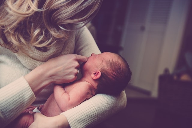 प्रसवोत्तर (Postpartum) का हिंदी में अर्थ: परिभाषा और मूल बातें