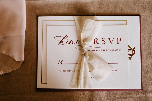 RSVP का पूर्ण रूप और उत्पत्ति [RSVP के पूर्ण रूप की जाँच करें और जानें कि यह शब्द कहाँ से आया है। इससे आपको इसकी पृष्ठभूमि और उपयोग का संदर्भ मिलेगा।]