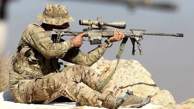 स्नाइपर के सामरिक उपयोग: युद्ध और कानून प्रवर्तन [Sniper Ke Samarik Upyog: Yuddh Aur Kanoon Pravartan]