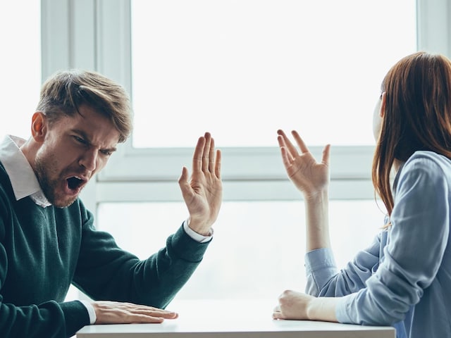 क्या आप एक टॉक्सिक व्यक्ति हैं? आत्ममूल्यांकन के लिए 7 प्रश्न