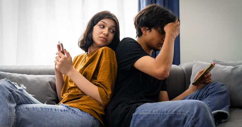 ट्रस्ट इश्यूज के लक्षण और संकेत  Trust Issues Ke Lakshan Aur Sanket (ट्रस्ट इश्यूज: लक्षण और संकेत)